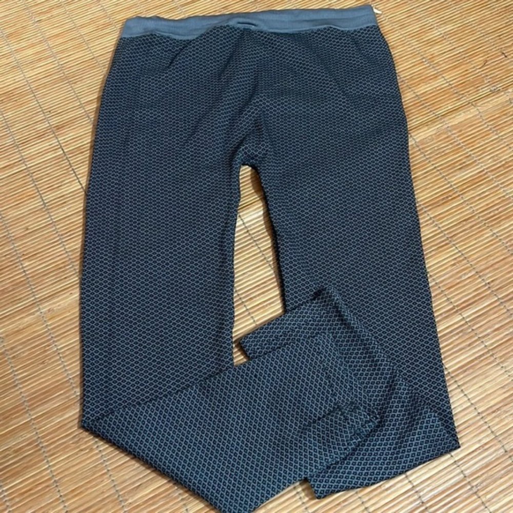 2x/3x Cato woman grey patterned fabric leggings.  Excellent condition